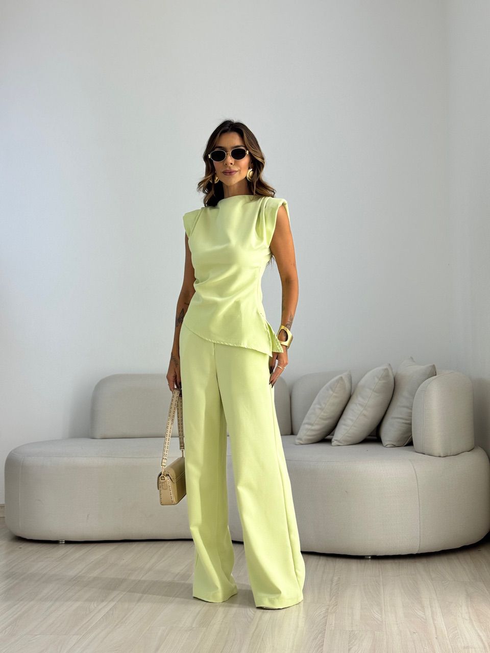 CONJUNTO LEONORA BLUSA ASSIMÉTRICA LIMA - 00708301... - CAROLLA FERRARO