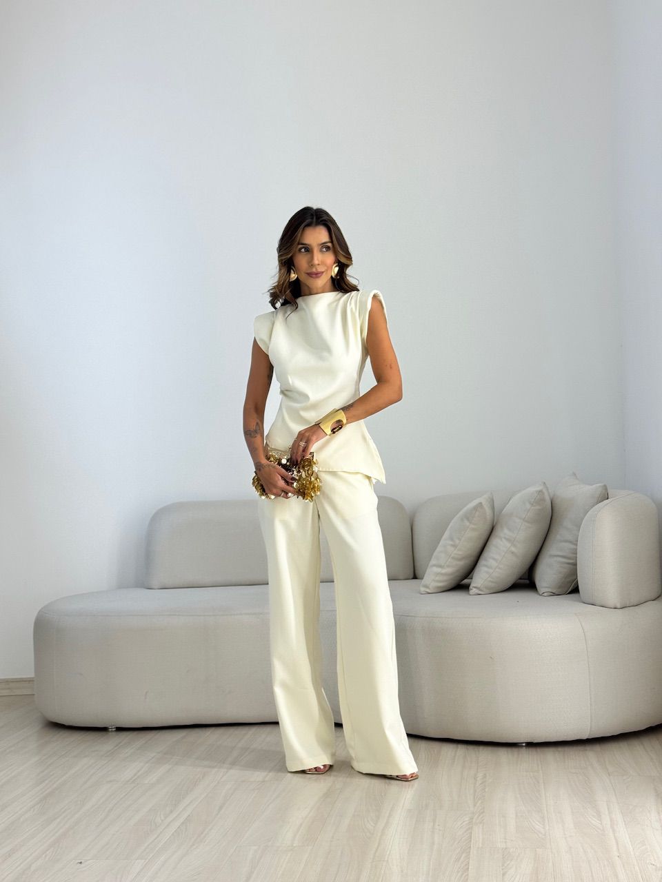 CONJUNTO LEONORA BLUSA ASSIMÉTRICA MARFIM - 007083... - CAROLLA FERRARO