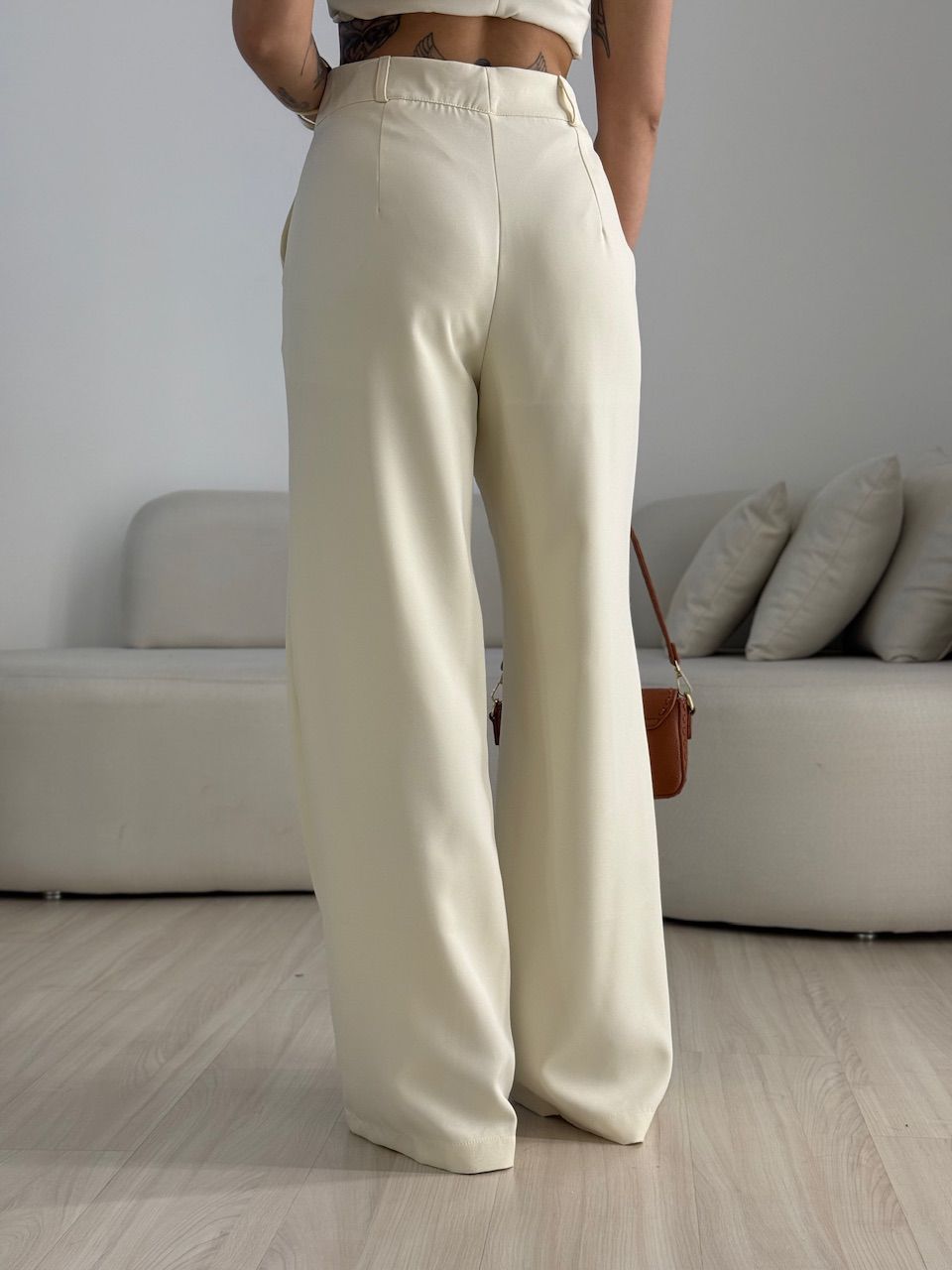 CONJUNTO LEONORA BLUSA ASSIMÉTRICA MARFIM