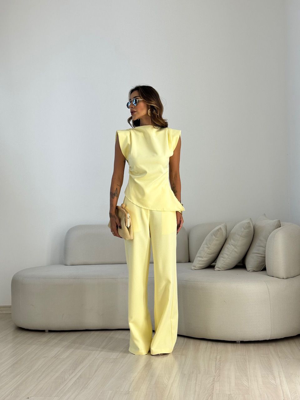 CONJUNTO LEONORA BLUSA ASSIMÉTRICA YELLOW BUTTER