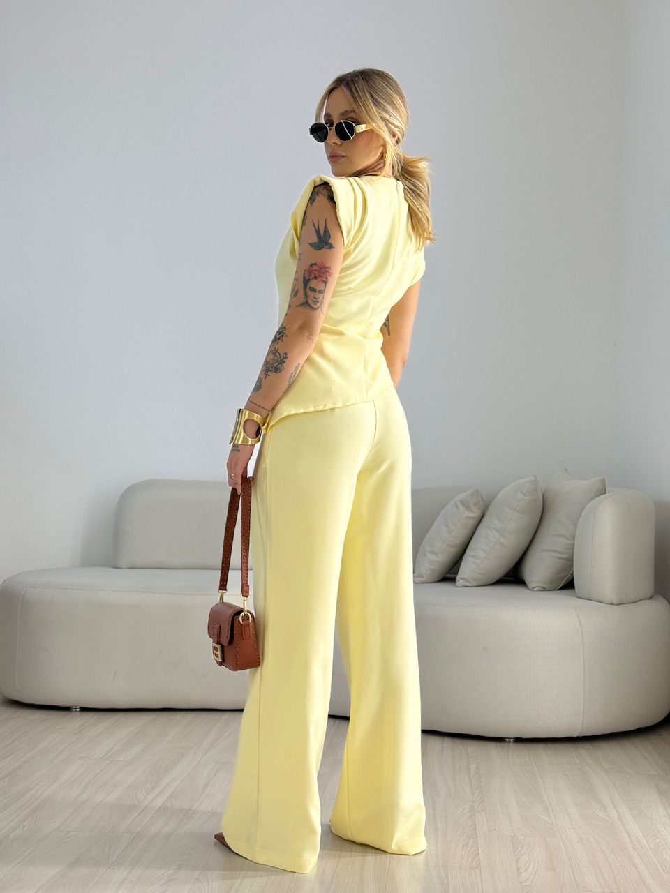 CONJUNTO LEONORA BLUSA ASSIMÉTRICA YELLOW BUTTER