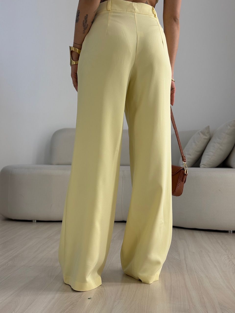 CONJUNTO LEONORA BLUSA ASSIMÉTRICA YELLOW BUTTER