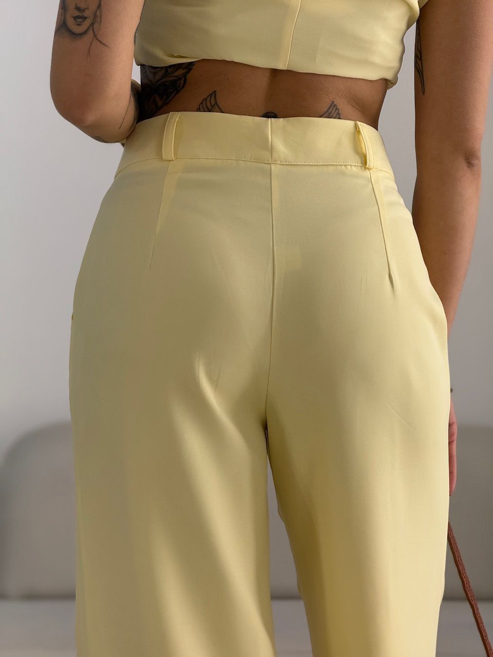 CONJUNTO LEONORA BLUSA ASSIMÉTRICA YELLOW BUTTER