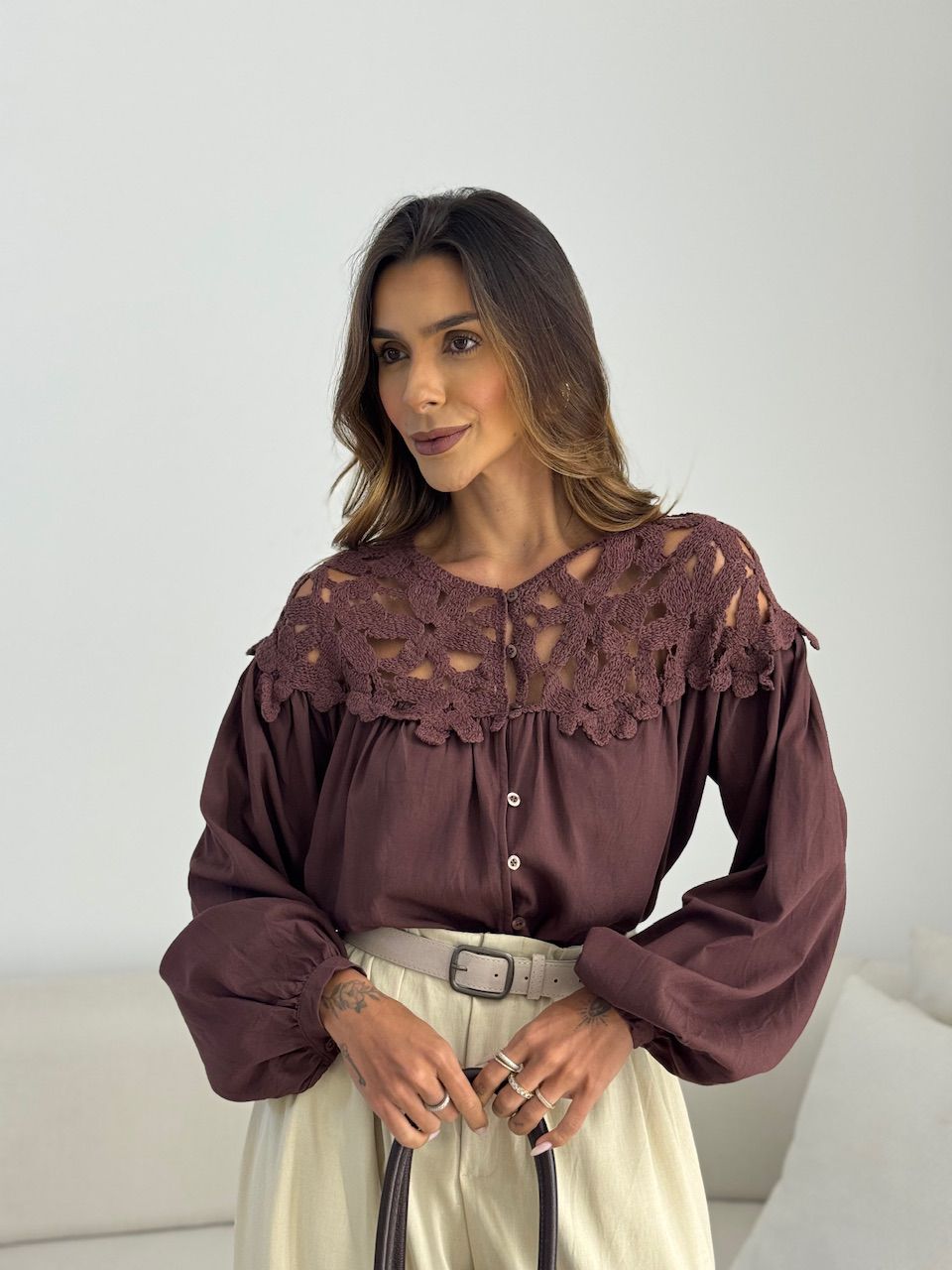 CAMISA LIZIE CROCHÊ MARROM
