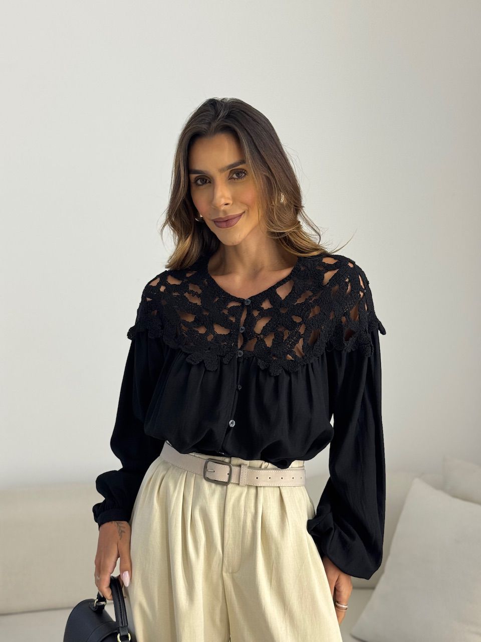 CAMISA LIZIE CROCHÊ PRETA - 0074260033 - CAROLLA FERRARO