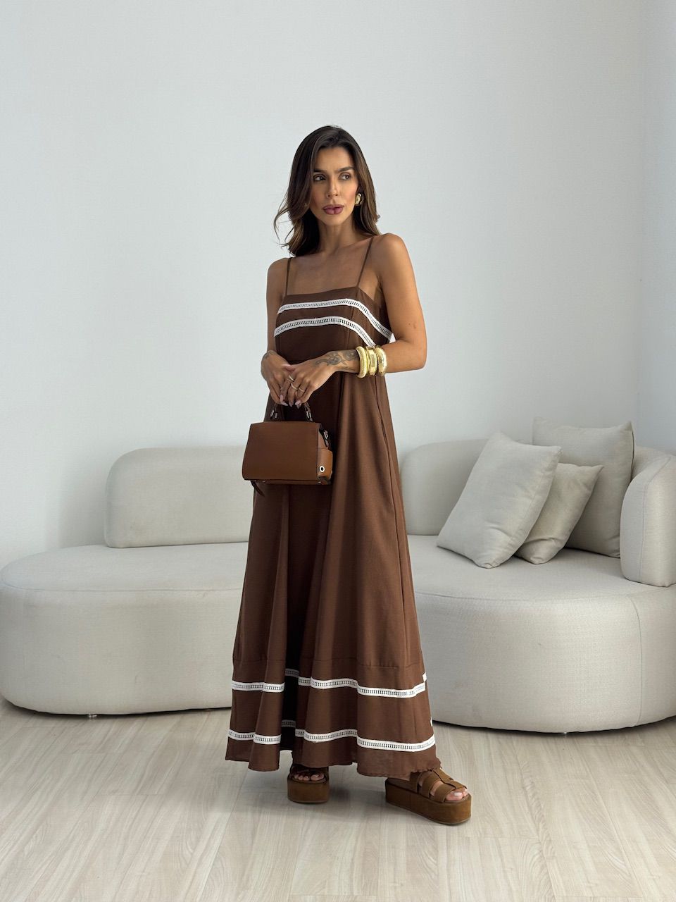 VESTIDO MARÍLIA ALÇA MARROM - 0073680054 - CAROLLA FERRARO