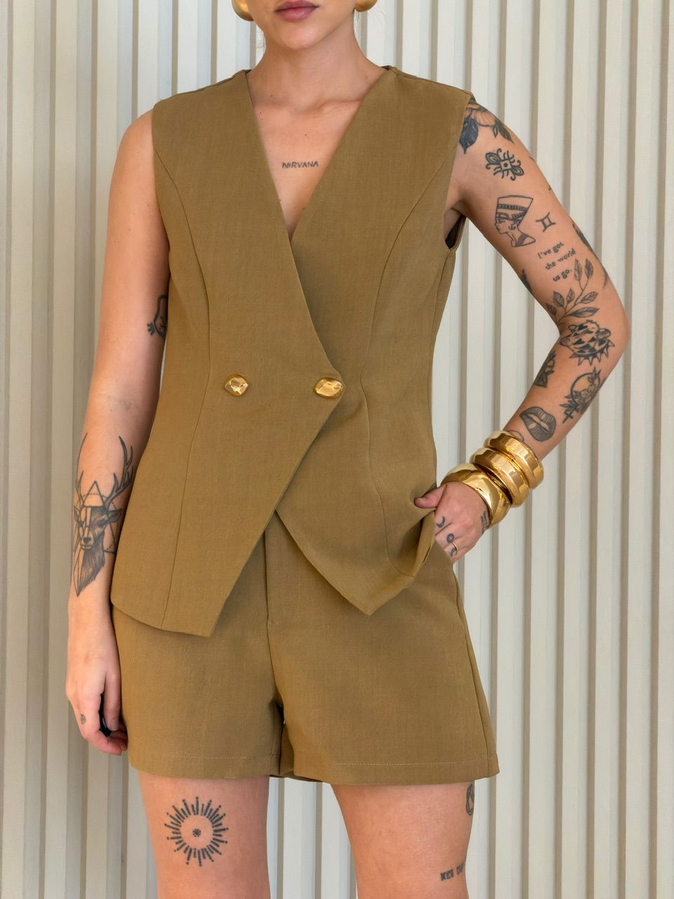 CONJUNTO ELZA COLETE SHORT MOSTARDA