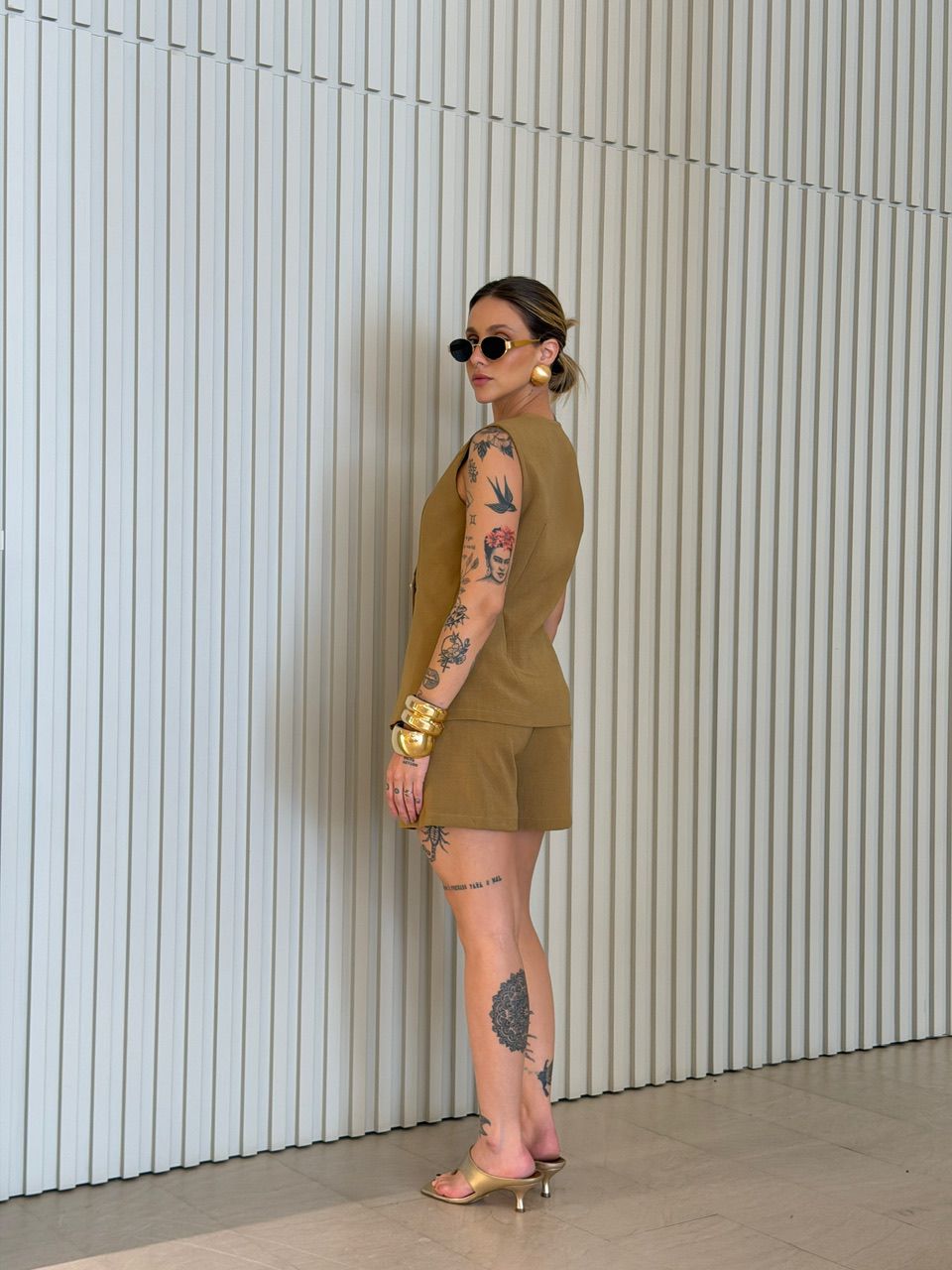 CONJUNTO ELZA COLETE SHORT MOSTARDA