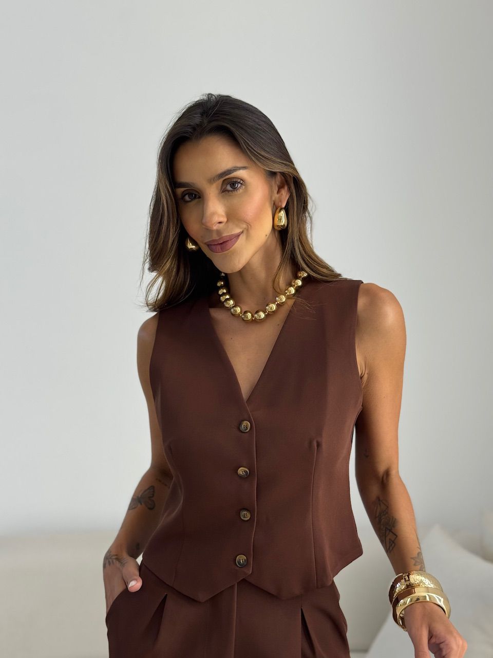 CONJUNTO PÂMELA COLETE SHORT MARROM