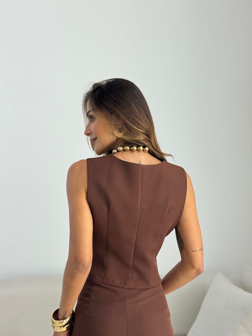 CONJUNTO PÂMELA COLETE SHORT MARROM