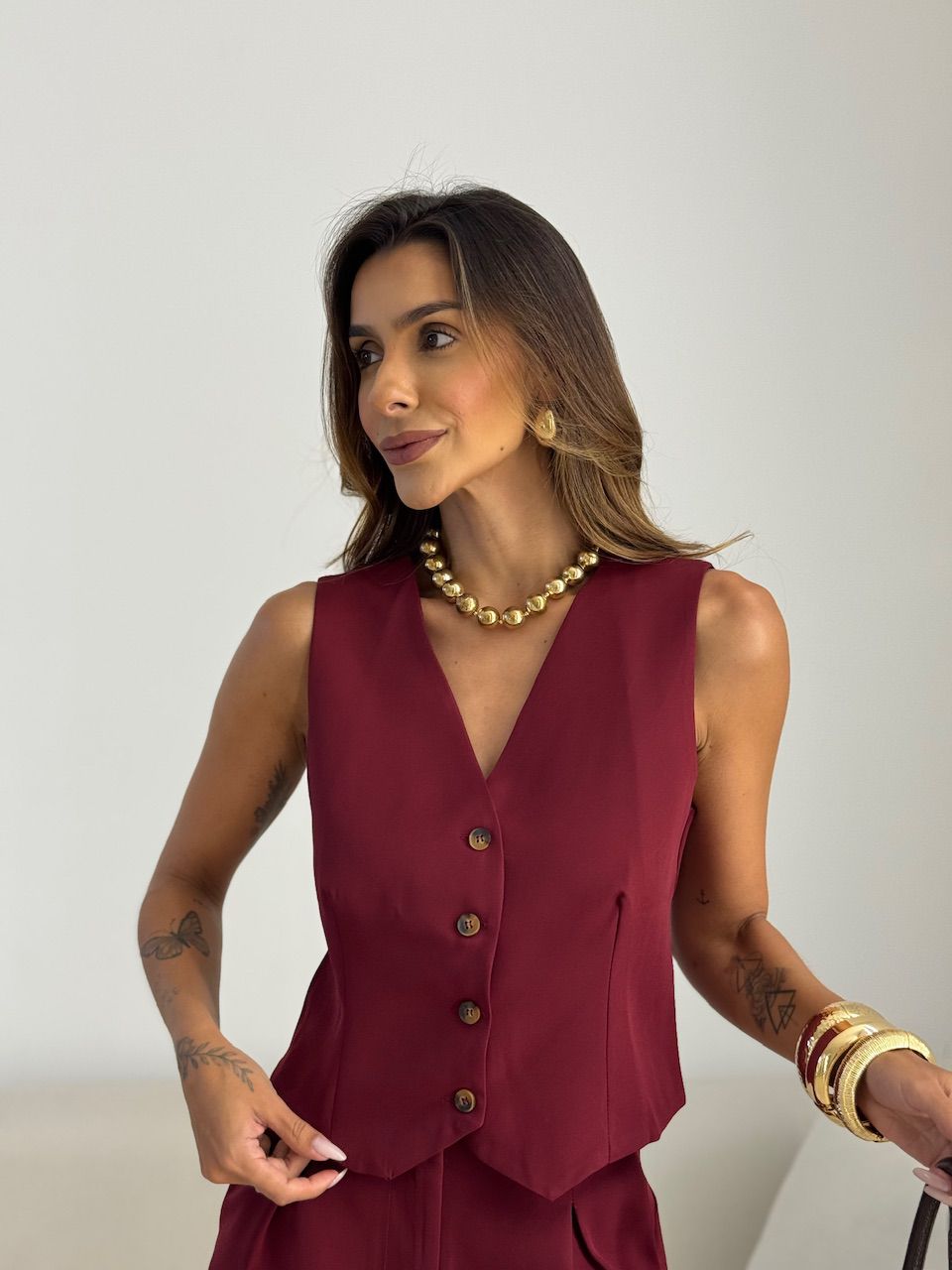 CONJUNTO PÂMELA COLETE SHORT VINHO