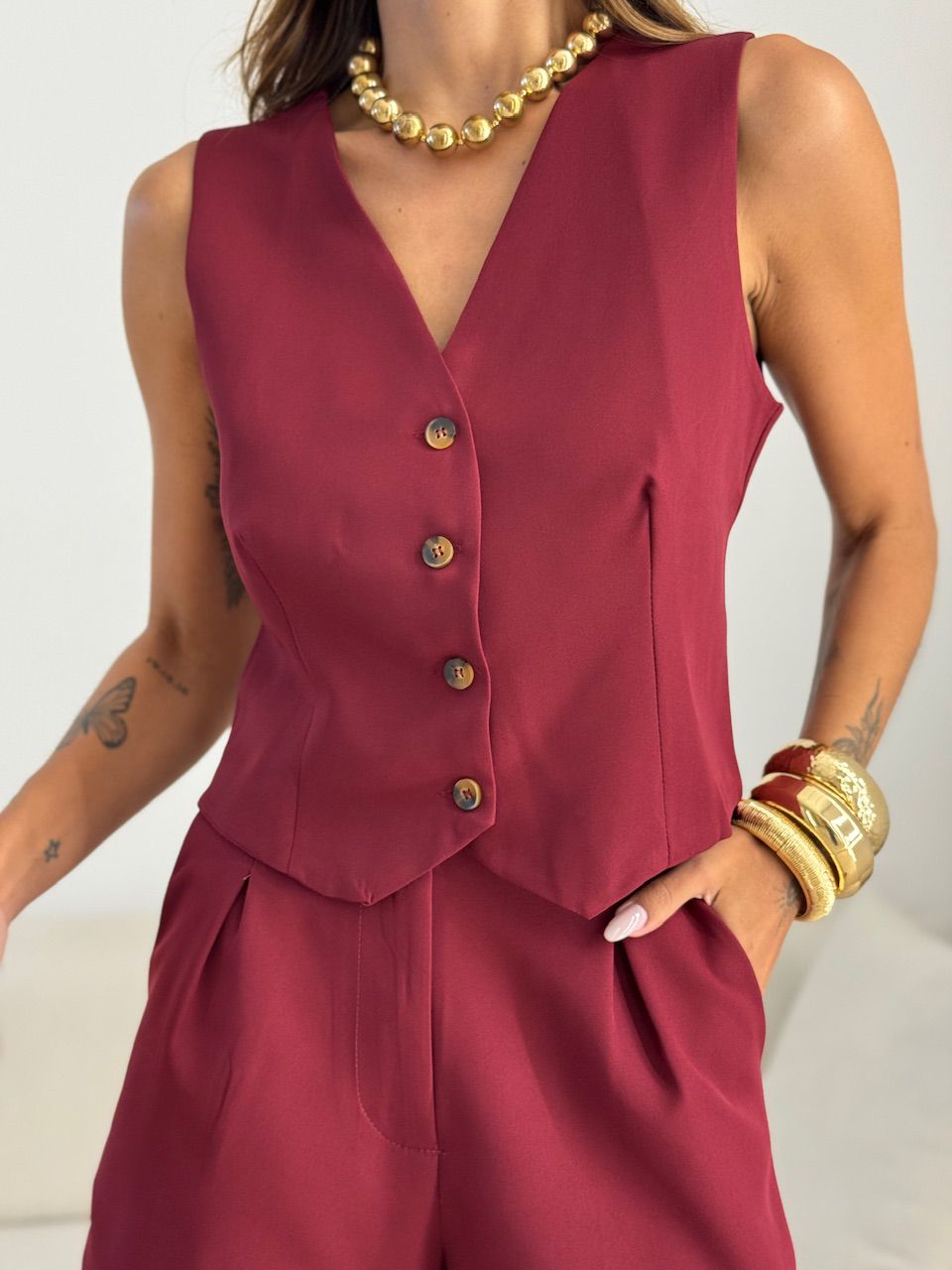 CONJUNTO PÂMELA COLETE SHORT VINHO