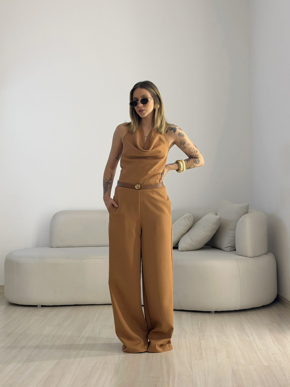 MACACÃO ELISANGELA GOLA DRAPEADA CARAMELO