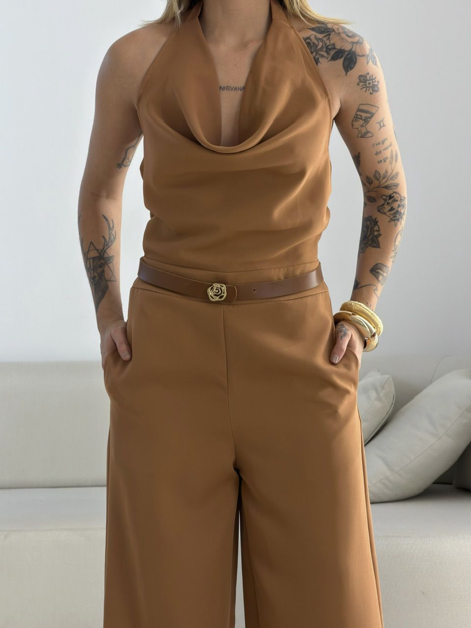 MACACÃO ELISANGELA GOLA DRAPEADA CARAMELO