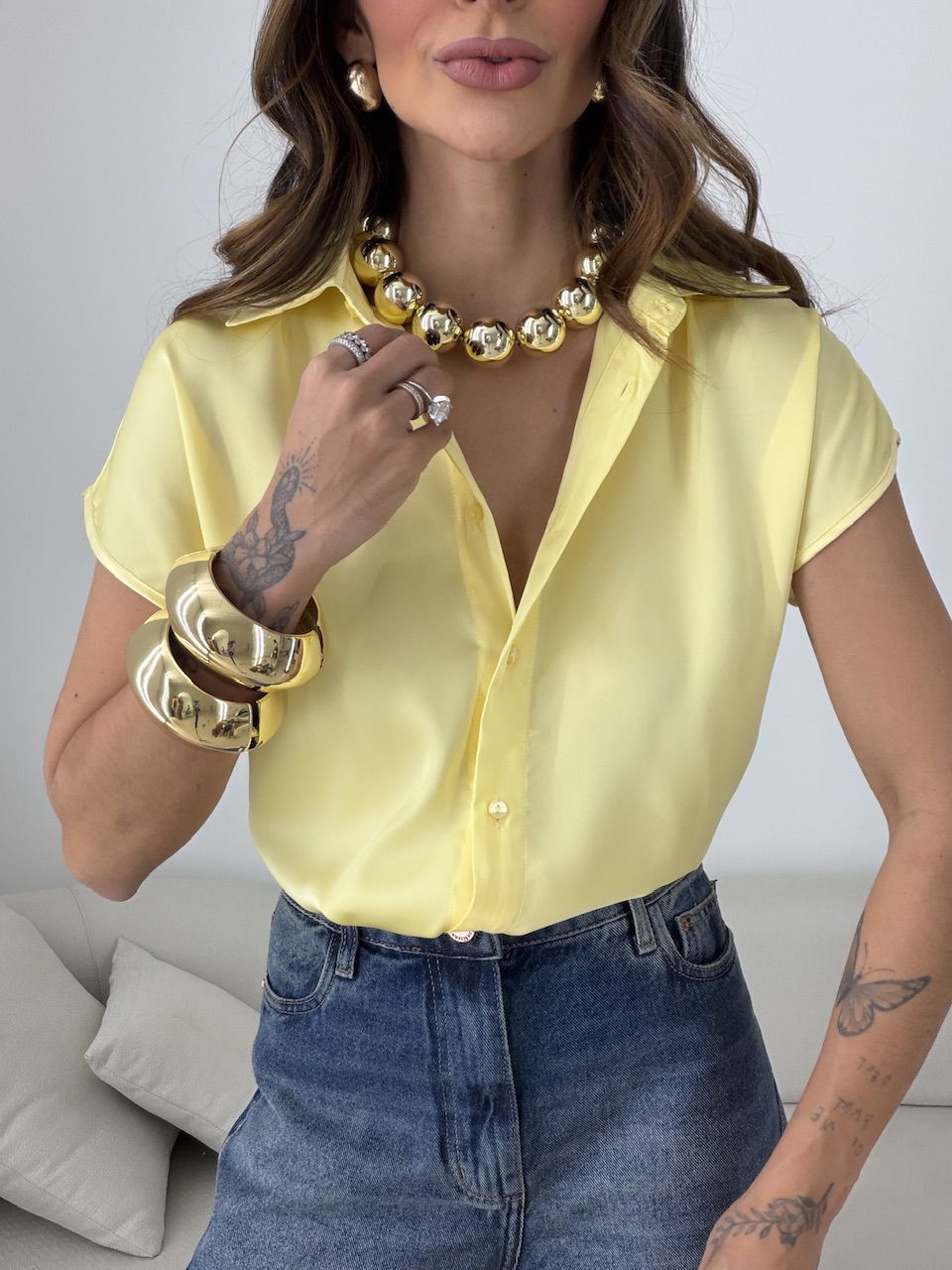 CAMISA NOEMI ACETINADA AMARELA