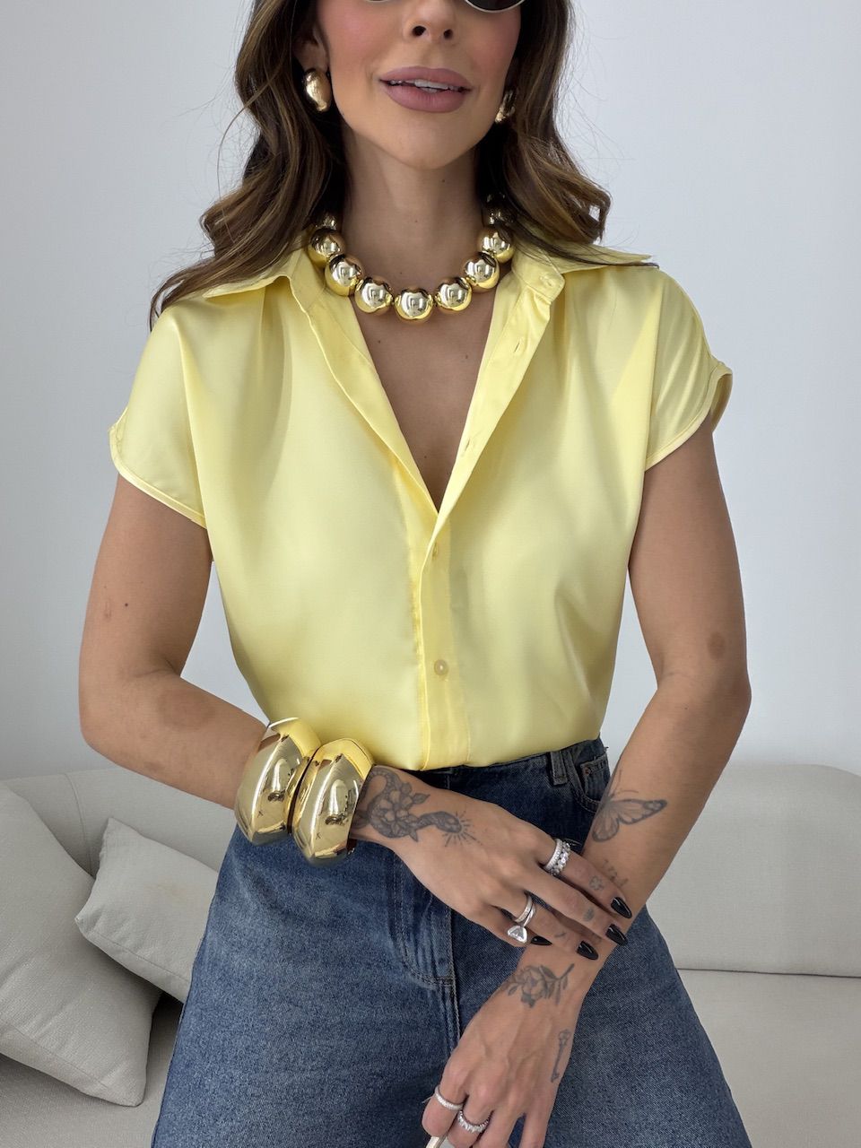 CAMISA NOEMI ACETINADA AMARELA