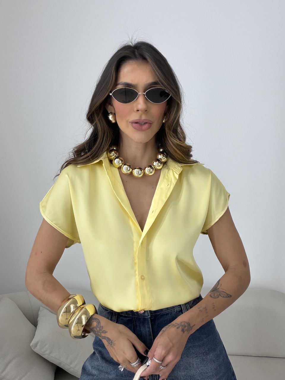 CAMISA NOEMI ACETINADA AMARELA - 0080380112 - CAROLLA FERRARO