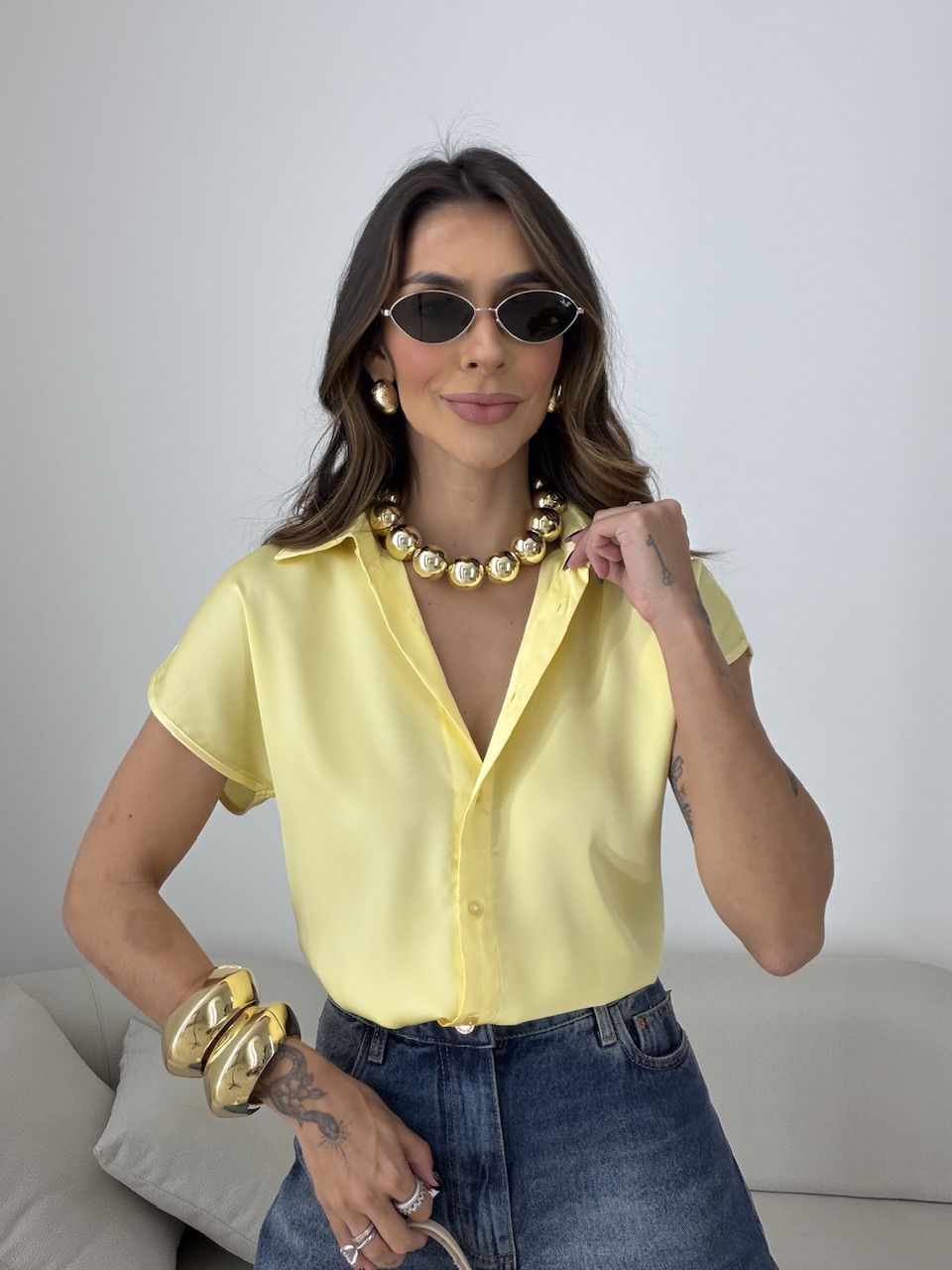 CAMISA NOEMI ACETINADA AMARELA