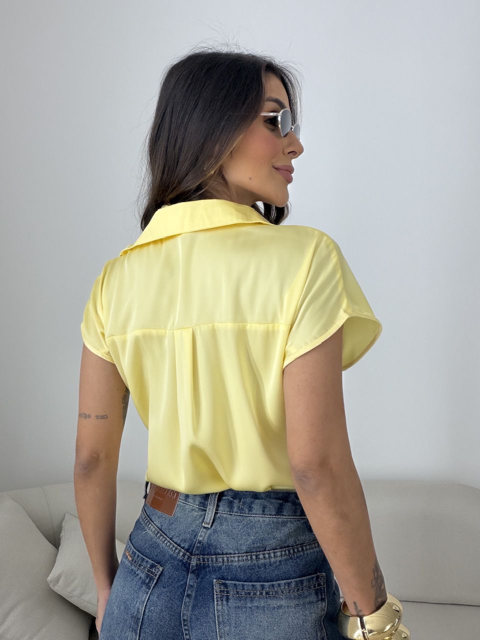 CAMISA NOEMI ACETINADA AMARELA