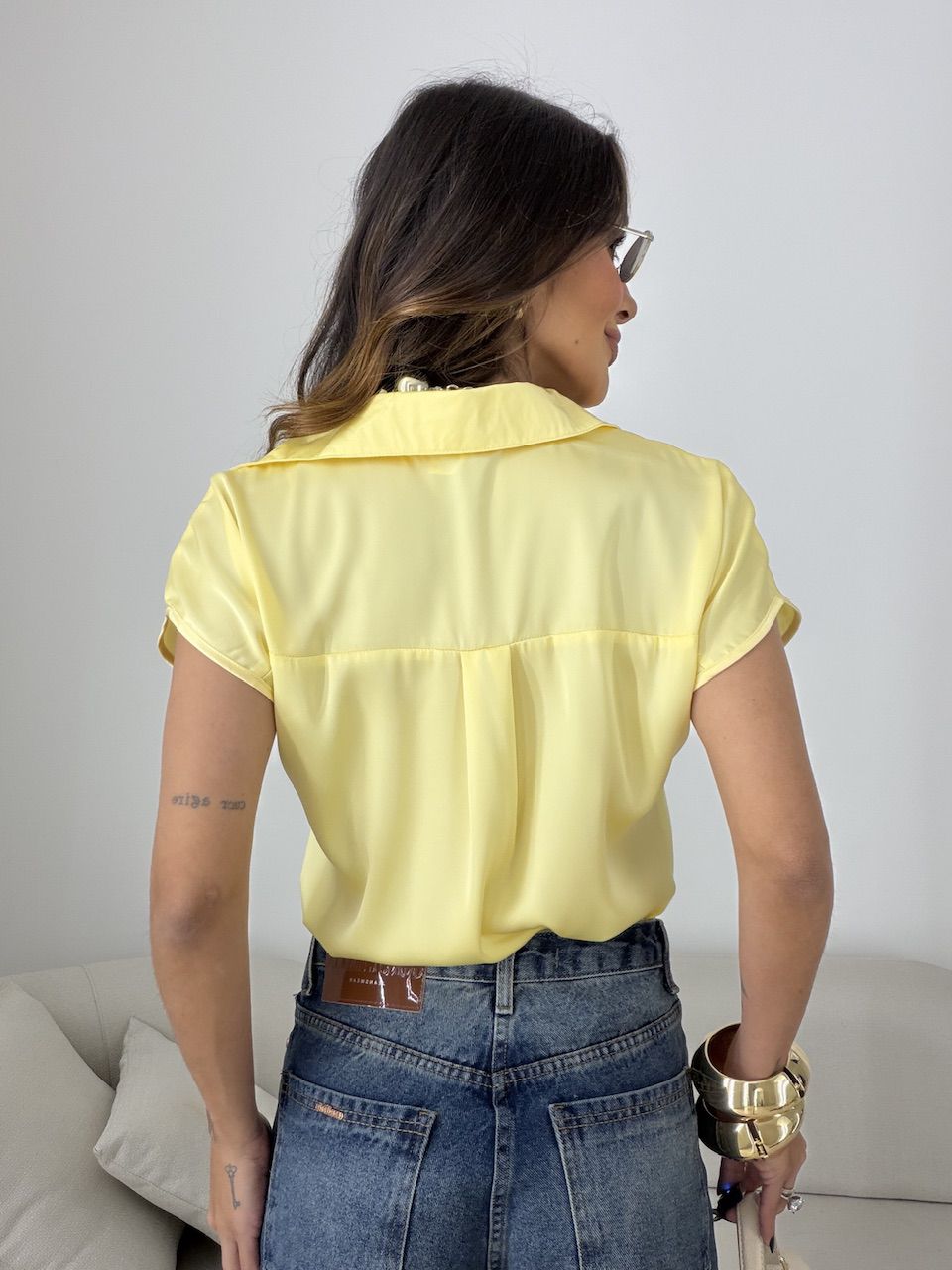 CAMISA NOEMI ACETINADA AMARELA