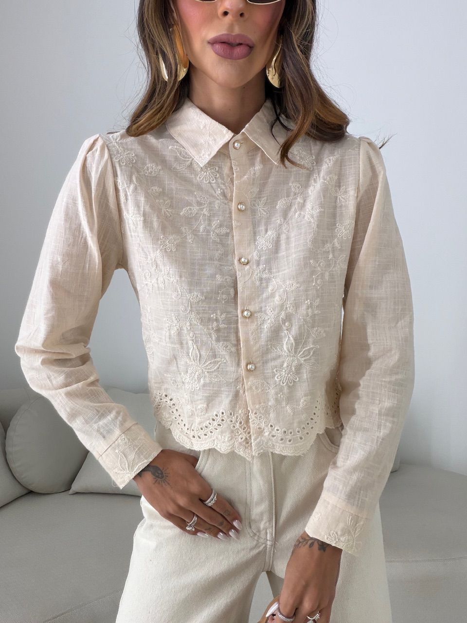 CAMISA LEILA BORDADA AREIA
