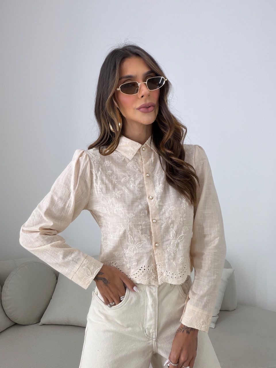 CAMISA LEILA BORDADA AREIA - 0081330110 - CAROLLA FERRARO