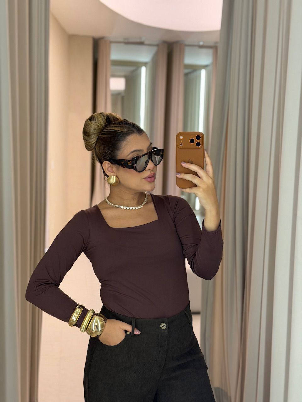 BLUSA AMANDA MANGA LONGA CAFÉ - 0074380160 - CAROLLA FERRARO