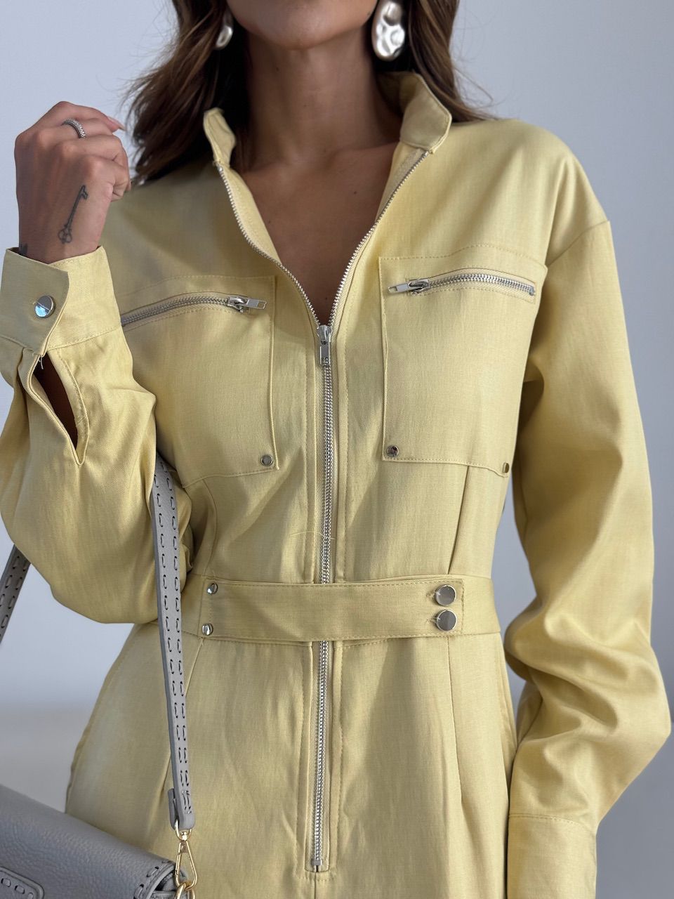 MACACÃO JÉSSICA ZÍPER AMARELO