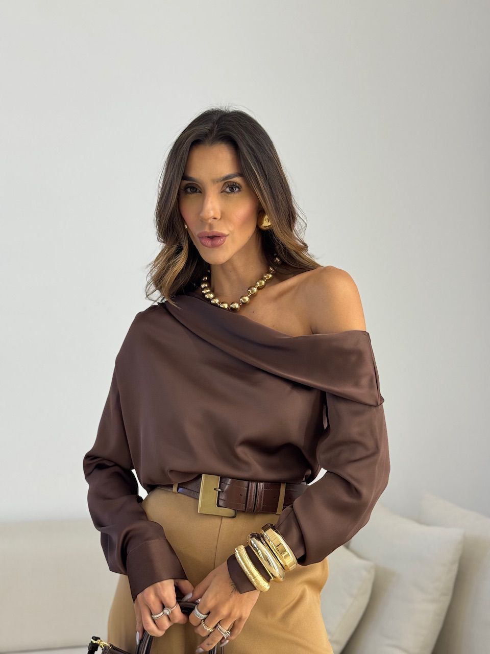 BLUSA PRISCILA OMBRO CAÍDO CAFÉ