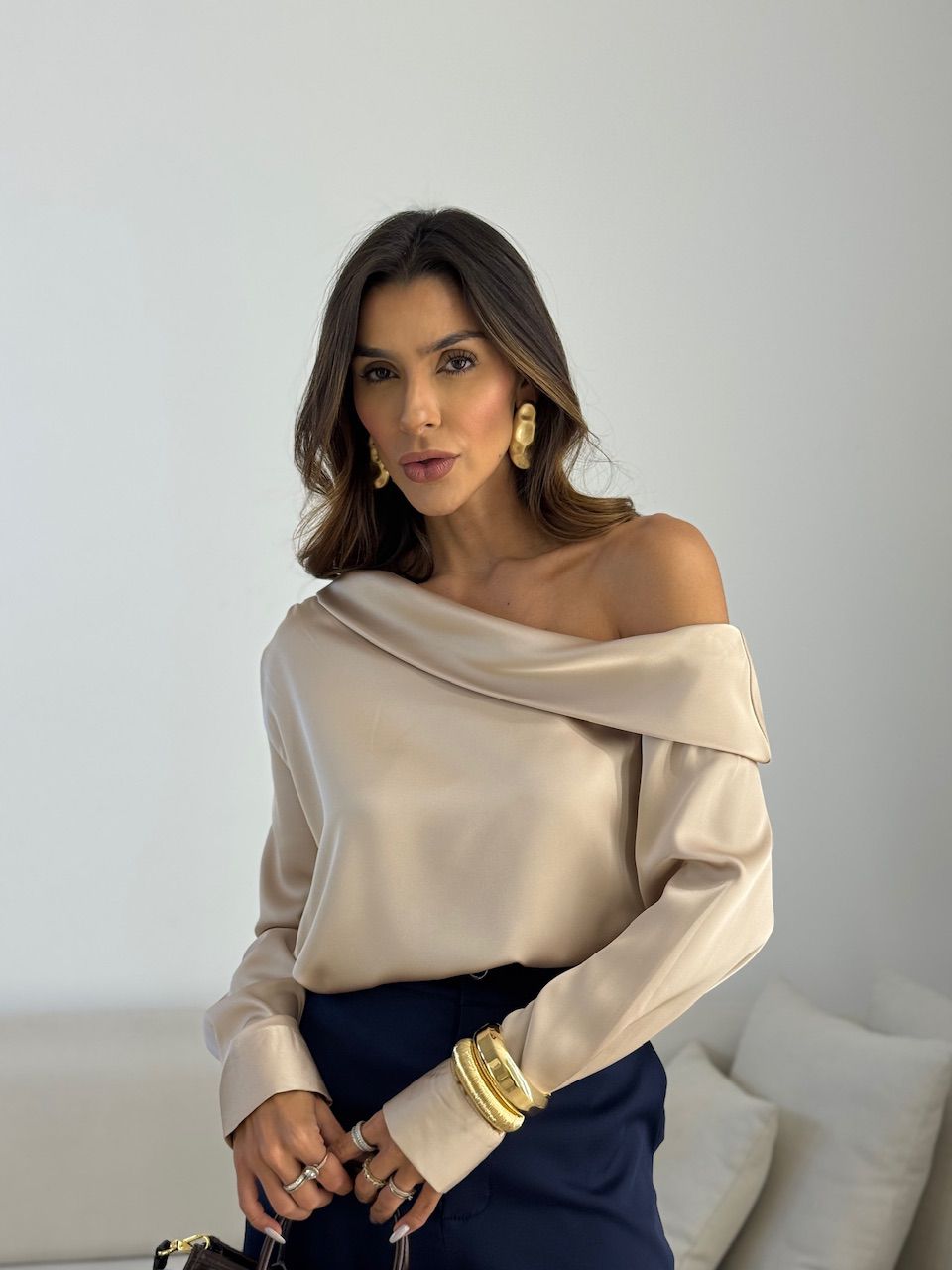 BLUSA PRISCILA OMBRO CAÍDO AREIA