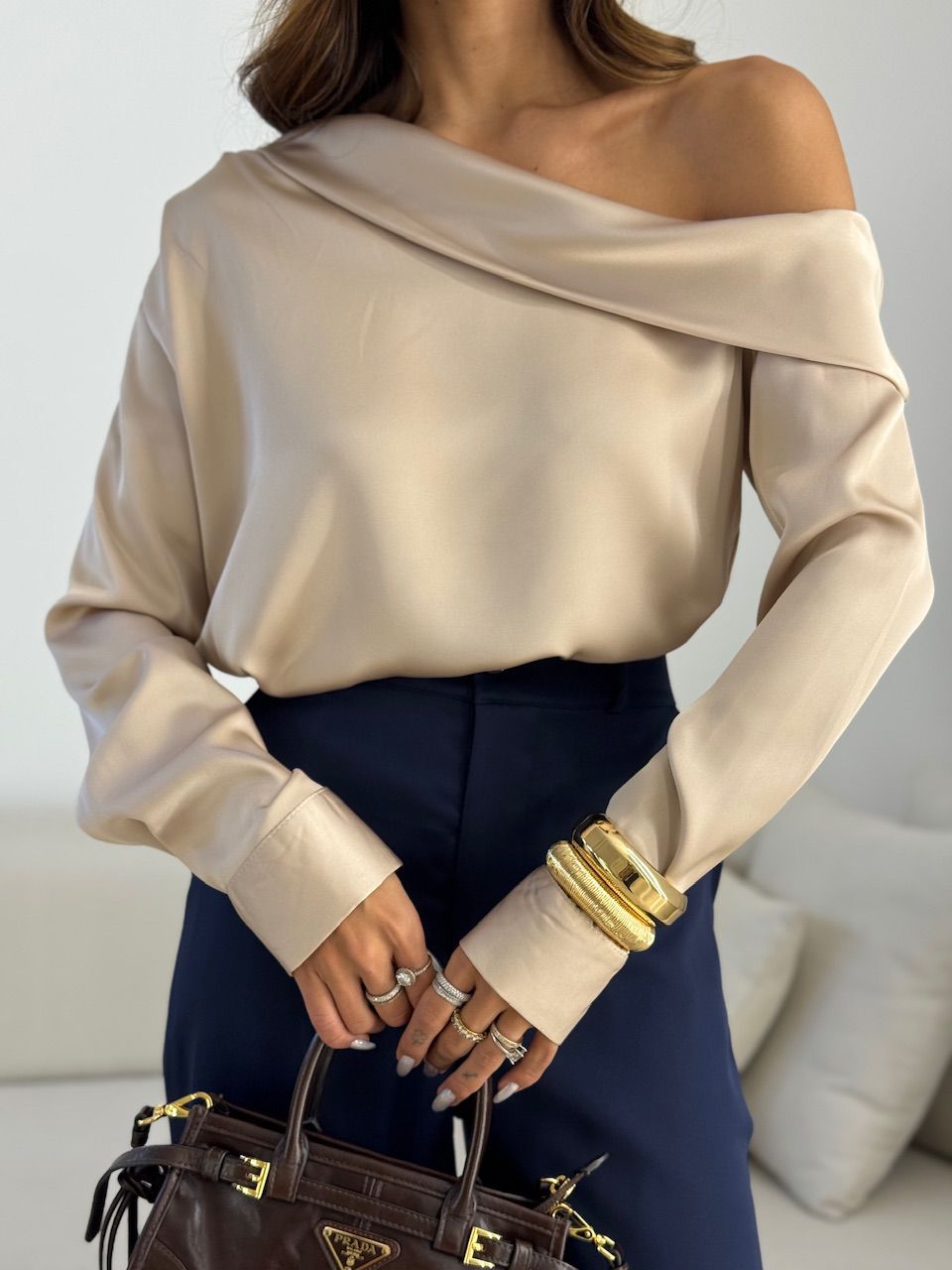 BLUSA PRISCILA OMBRO CAÍDO AREIA - 0075570110 - CAROLLA FERRARO