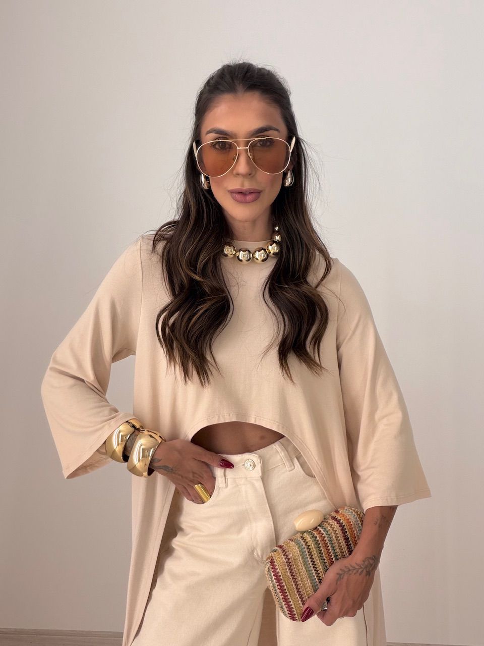 BLUSA JULIANA ASSIMÉTRICA ALONGADA AREIA - 0077760... - CAROLLA FERRARO