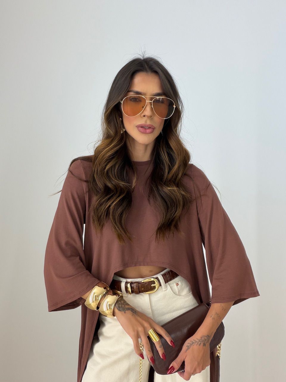 BLUSA JULIANA ASSIMÉTRICA ALONGADA MARROM - 007776... - CAROLLA FERRARO