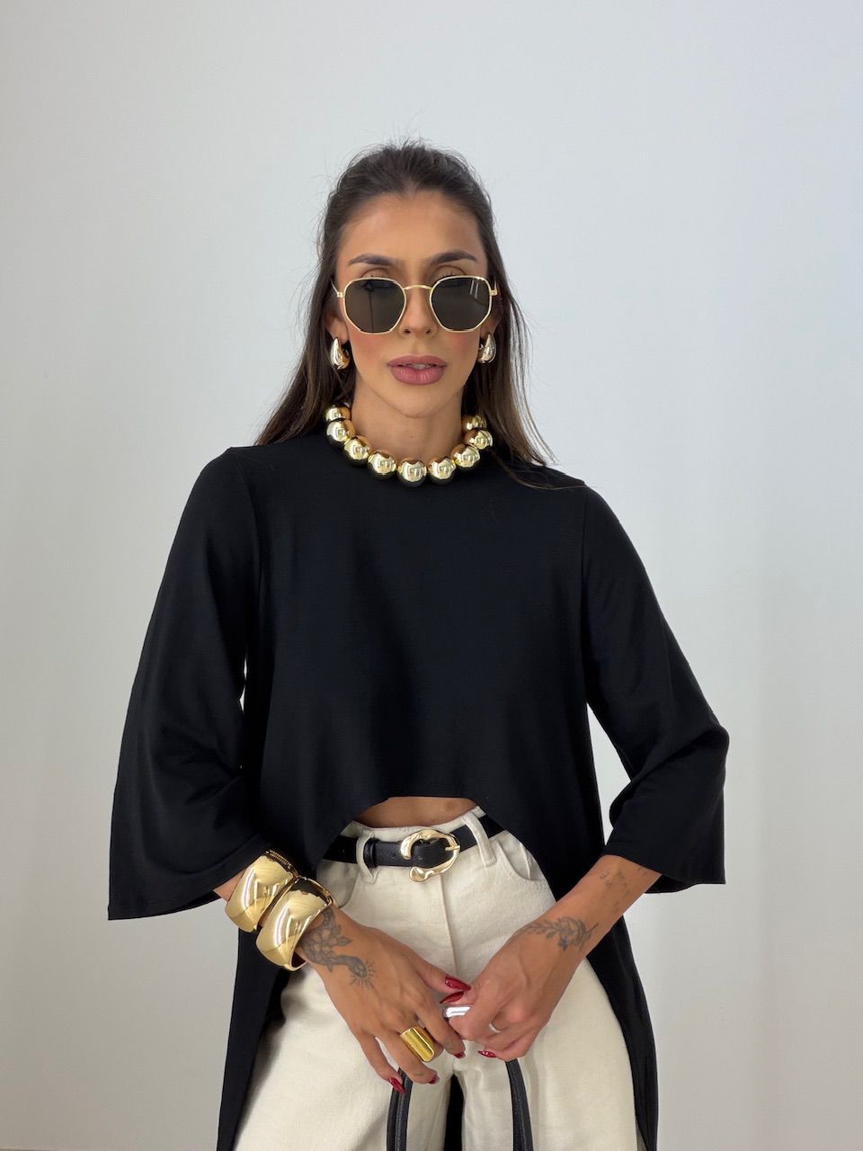 BLUSA JULIANA ASSIMÉTRICA ALONGADA PRETA - 0077760... - CAROLLA FERRARO