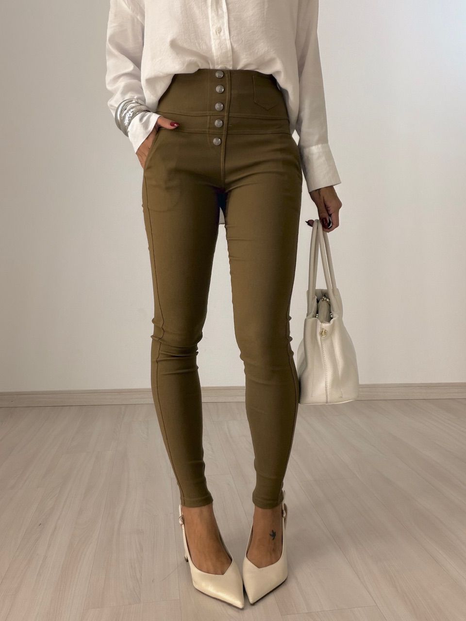 CALÇA MARÍLIA MONTARIA CAQUI - 0077710096 - CAROLLA FERRARO