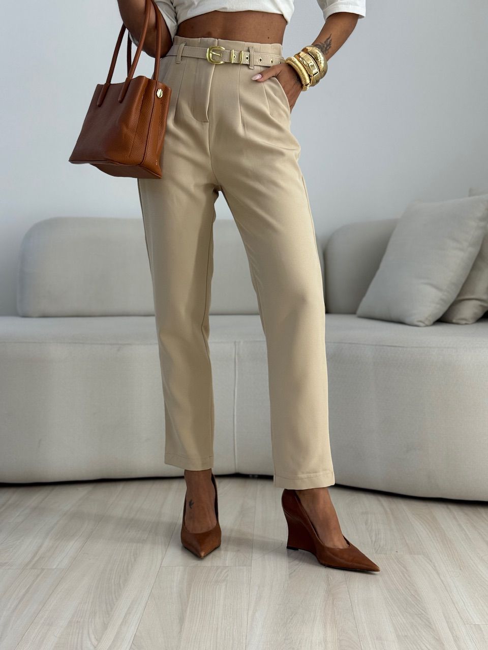 CALÇA LIA CINTO AREIA - 0071020110 - CAROLLA FERRARO