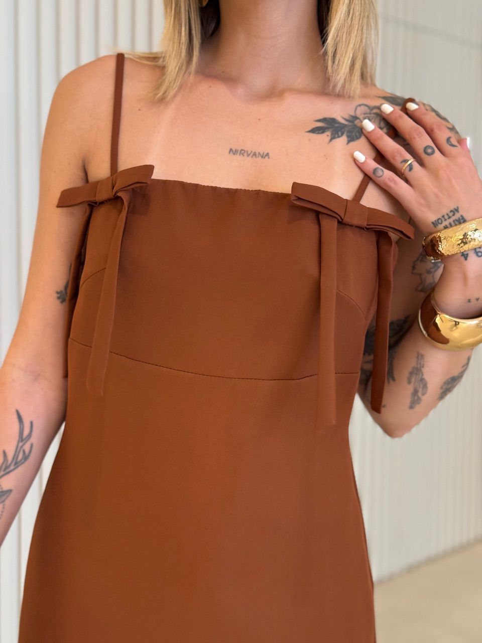 VESTIDO PATRICIA CURTO LACINHO MARROM