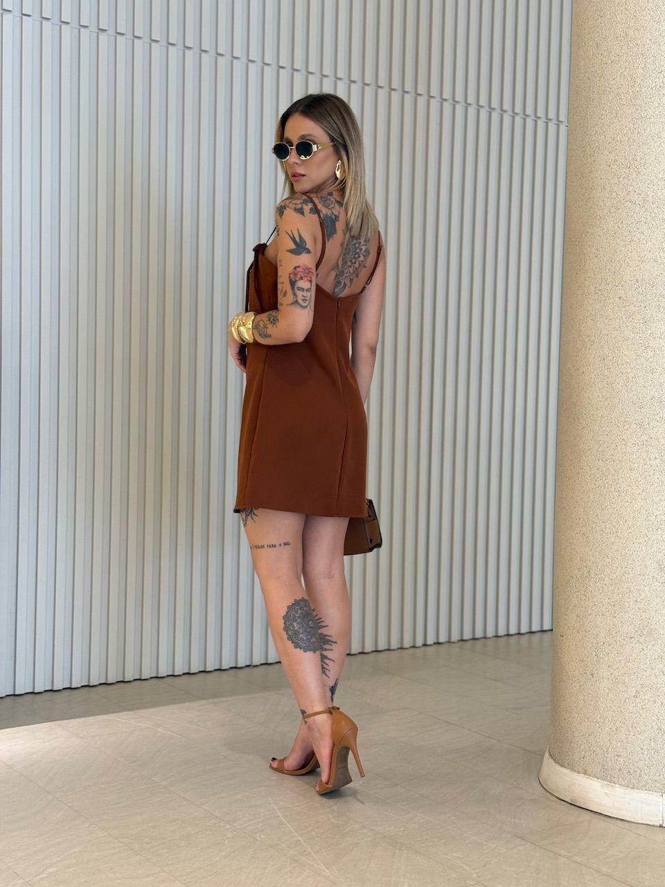 VESTIDO PATRICIA CURTO LACINHO MARROM