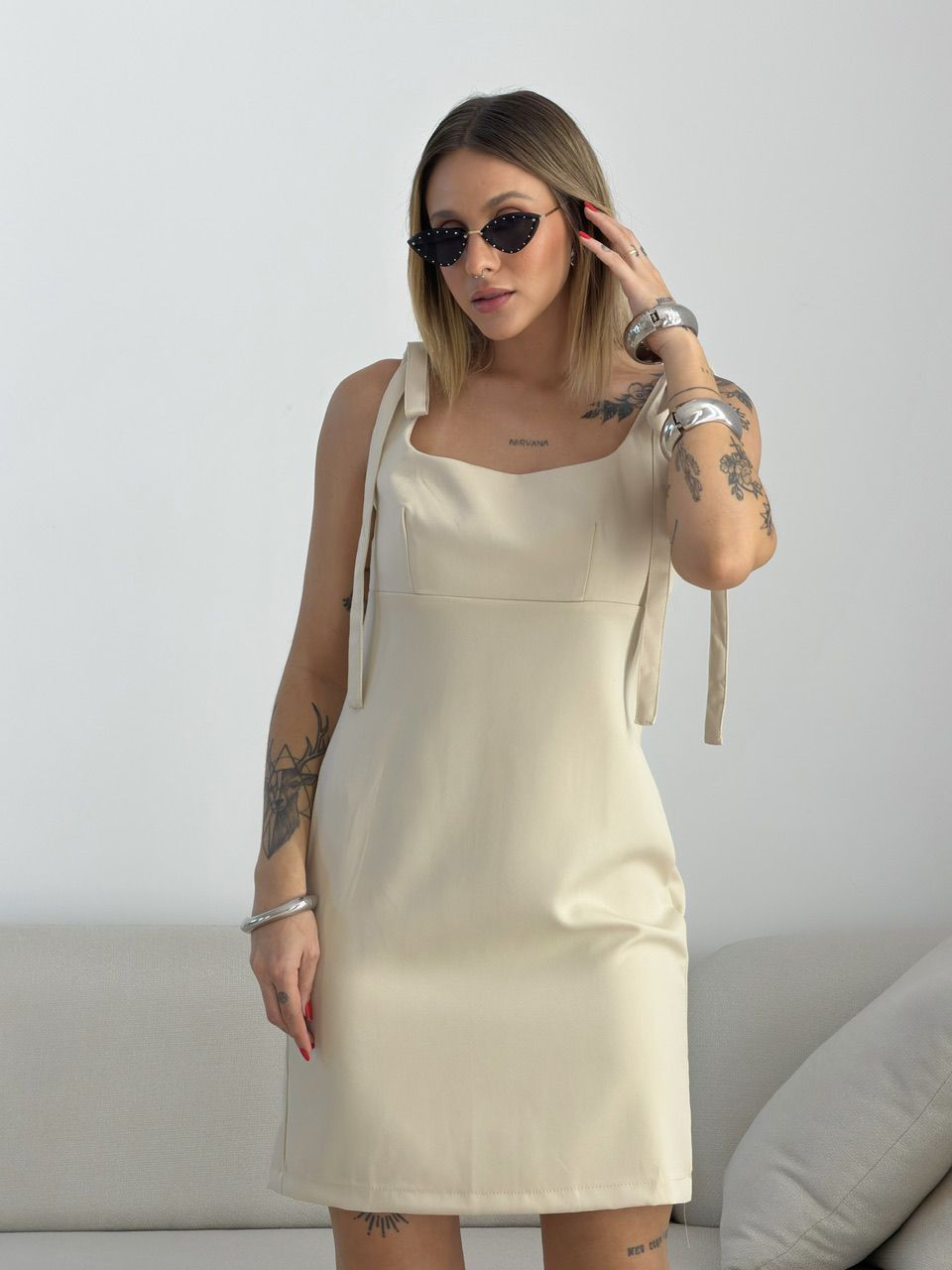 VESTIDO MAJU CURTO LACINHO AREIA