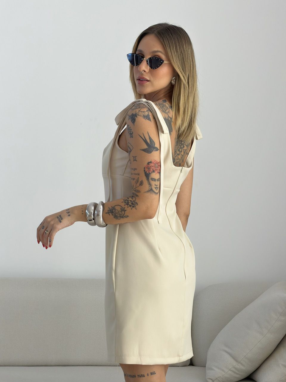 VESTIDO MAJU CURTO LACINHO AREIA