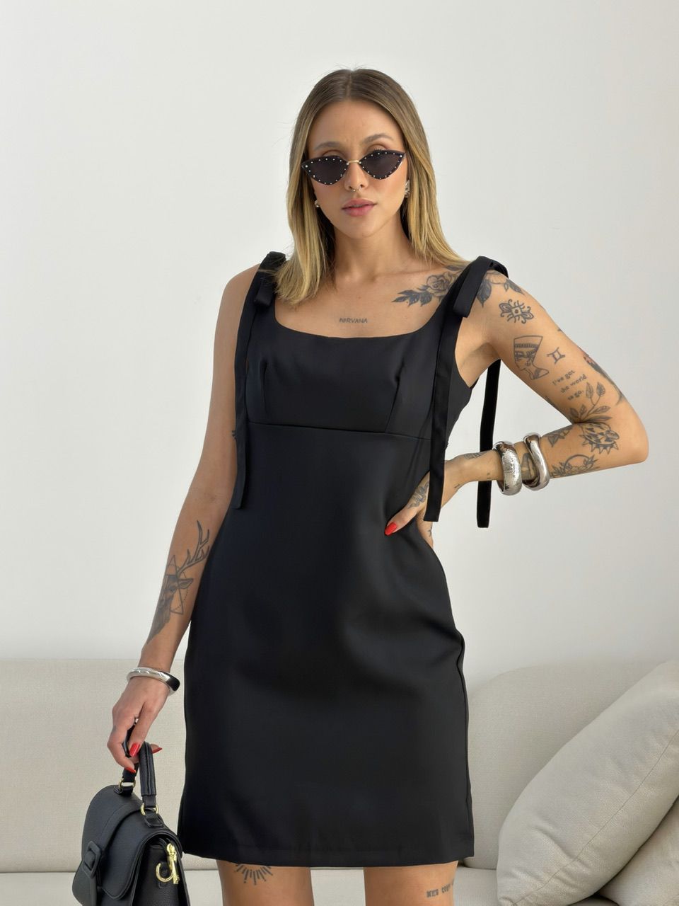 VESTIDO MAJU CURTO LACINHO PRETO