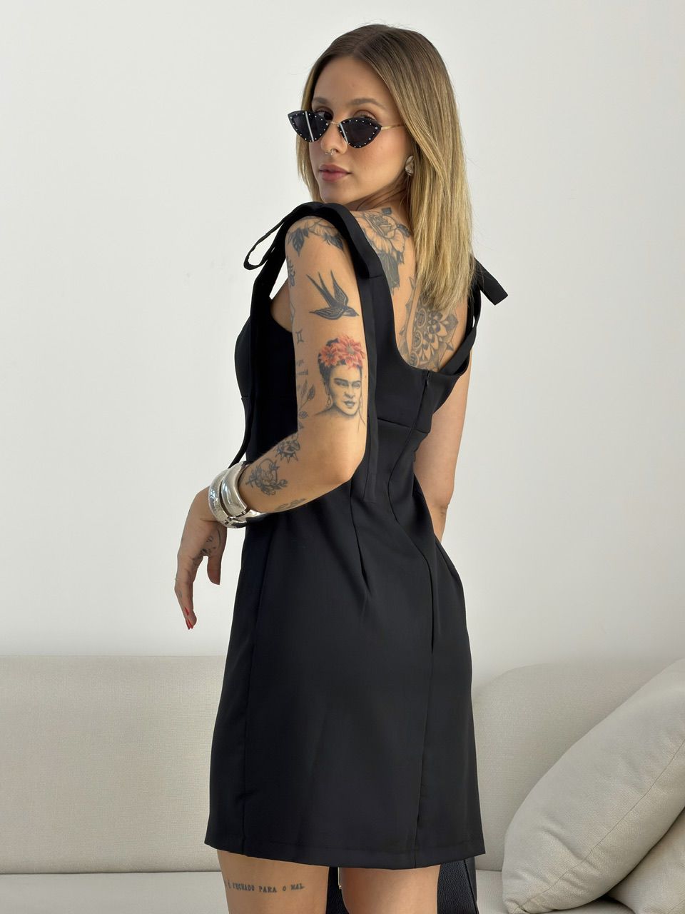 VESTIDO MAJU CURTO LACINHO PRETO
