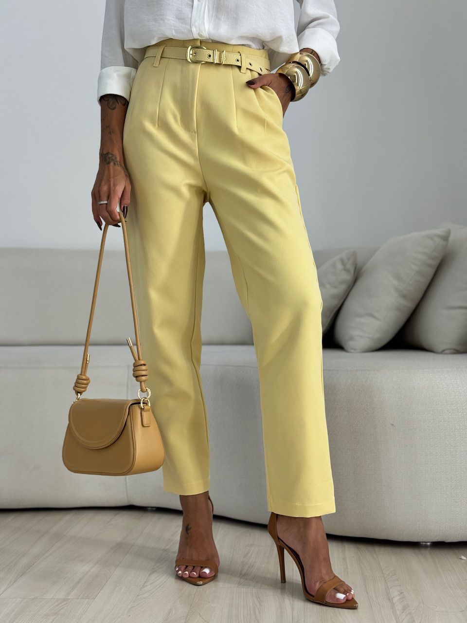 CALÇA LIA CINTO AMARELA - 0071020112 - CAROLLA FERRARO