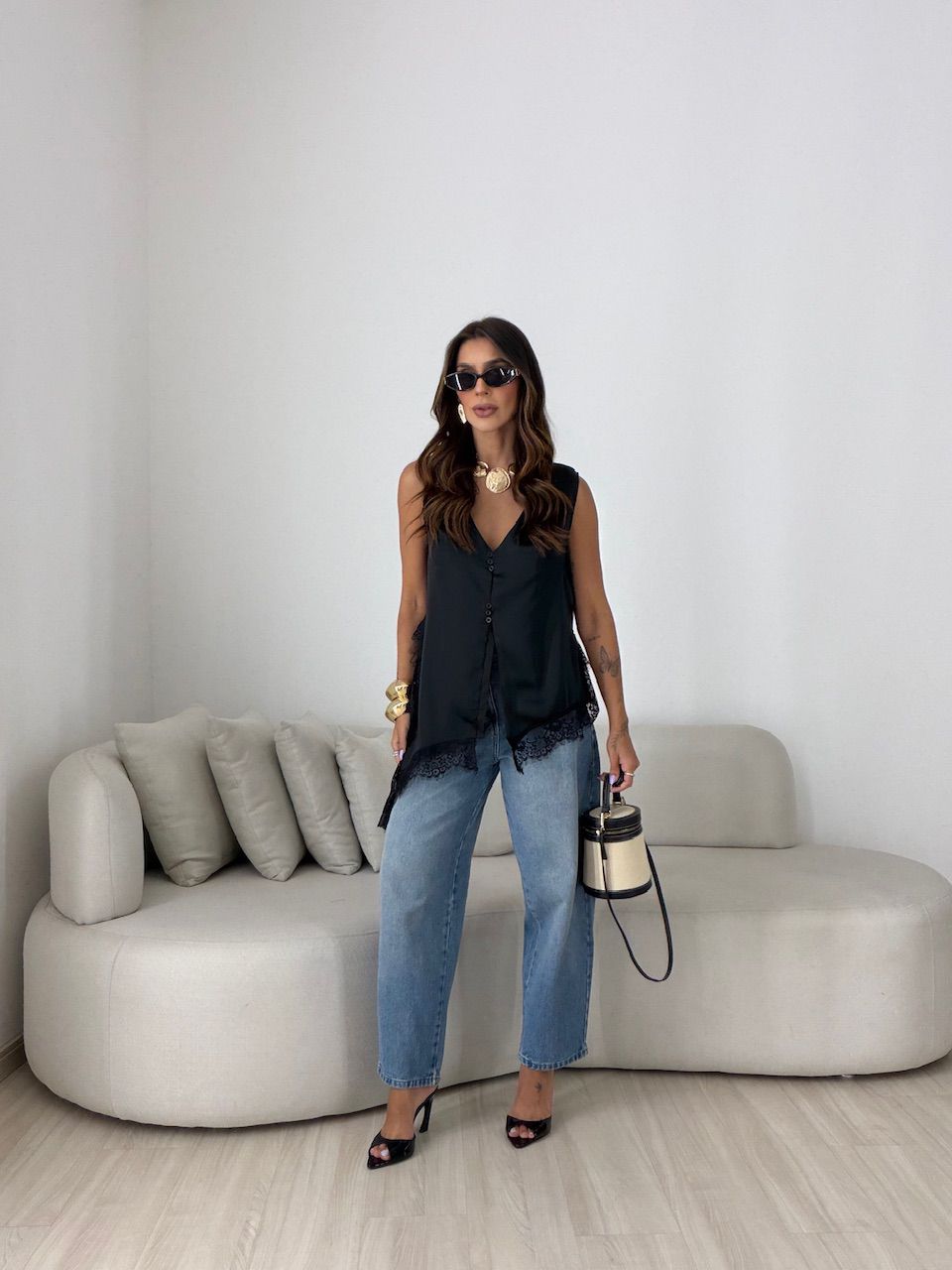 BLUSA LUNA RENDA ASSIMÉTRICA PRETA