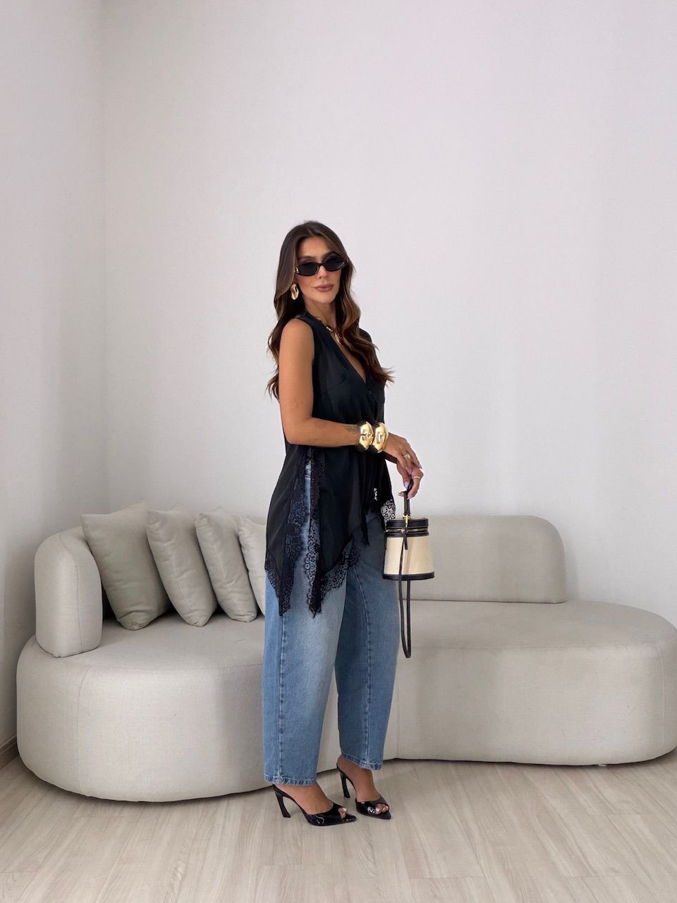 BLUSA LUNA RENDA ASSIMÉTRICA PRETA