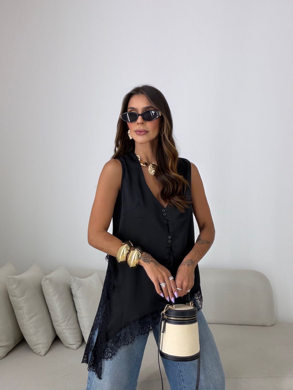 BLUSA LUNA RENDA ASSIMÉTRICA PRETA