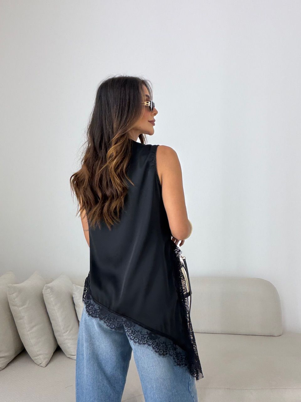 BLUSA LUNA RENDA ASSIMÉTRICA PRETA