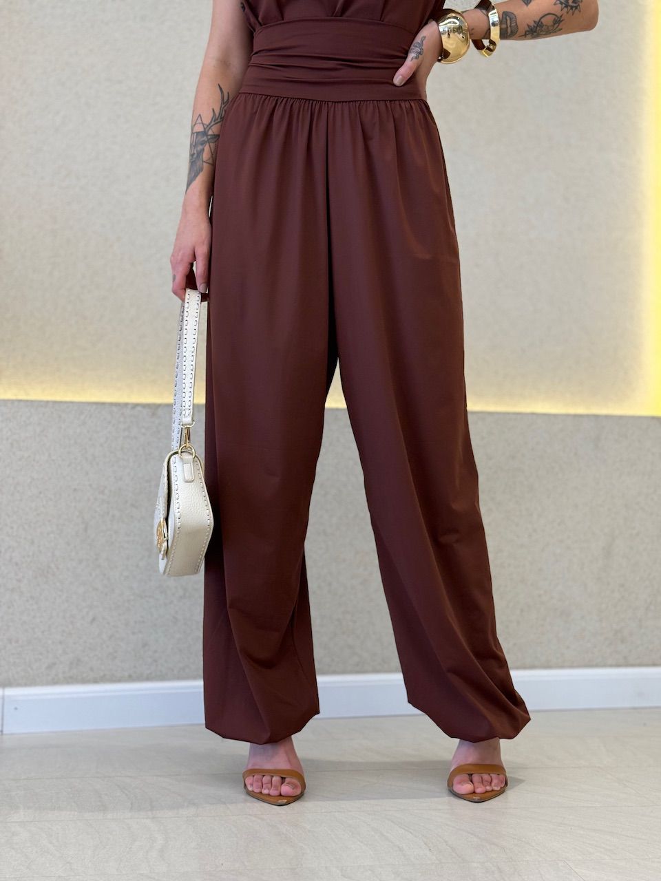 CALÇA ANTÔNIA CF ALADIM ALADIM MARROM - 0071790054... - CAROLLA FERRARO