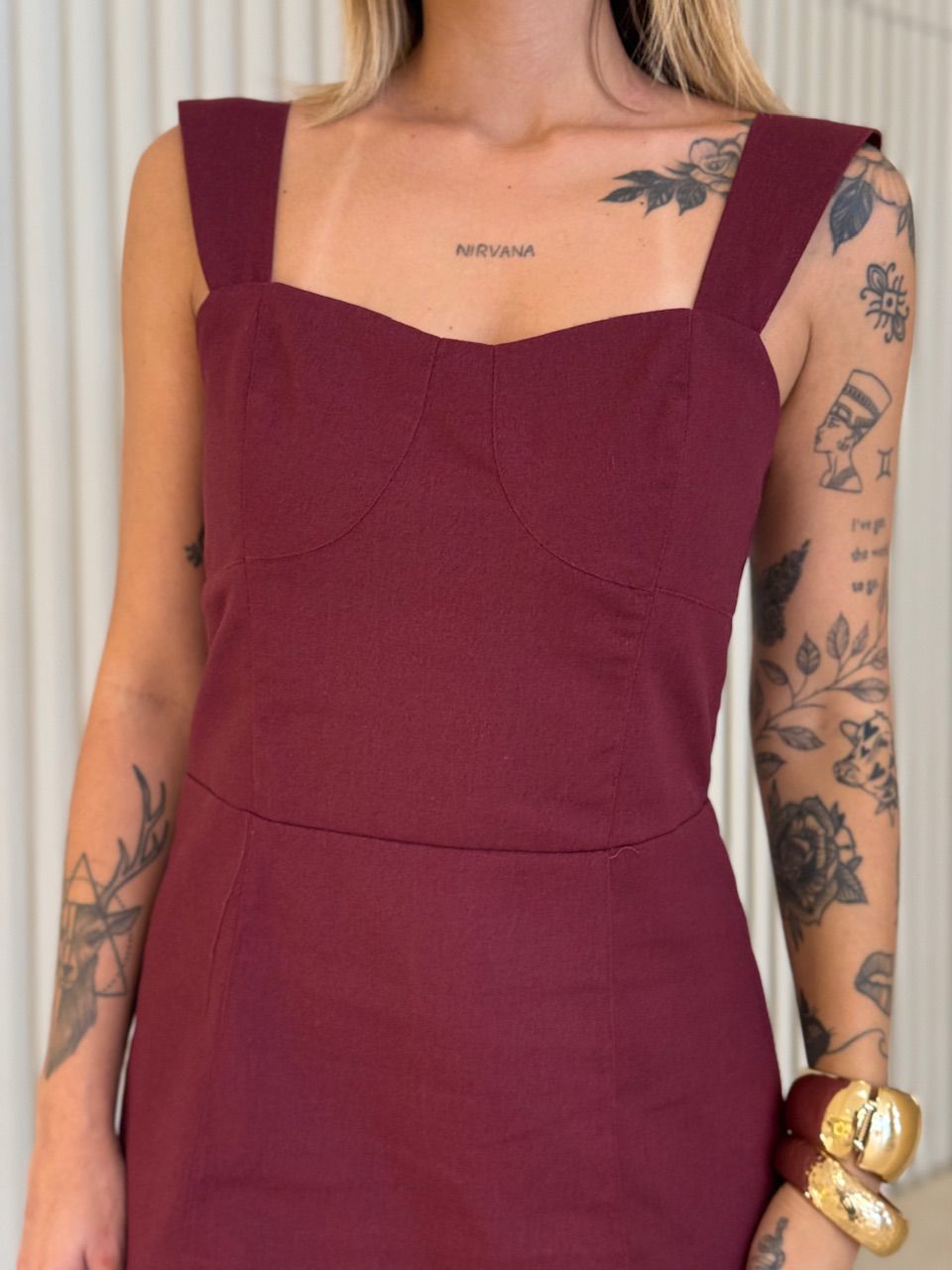VESTIDO VANESSA CURTO VINHO