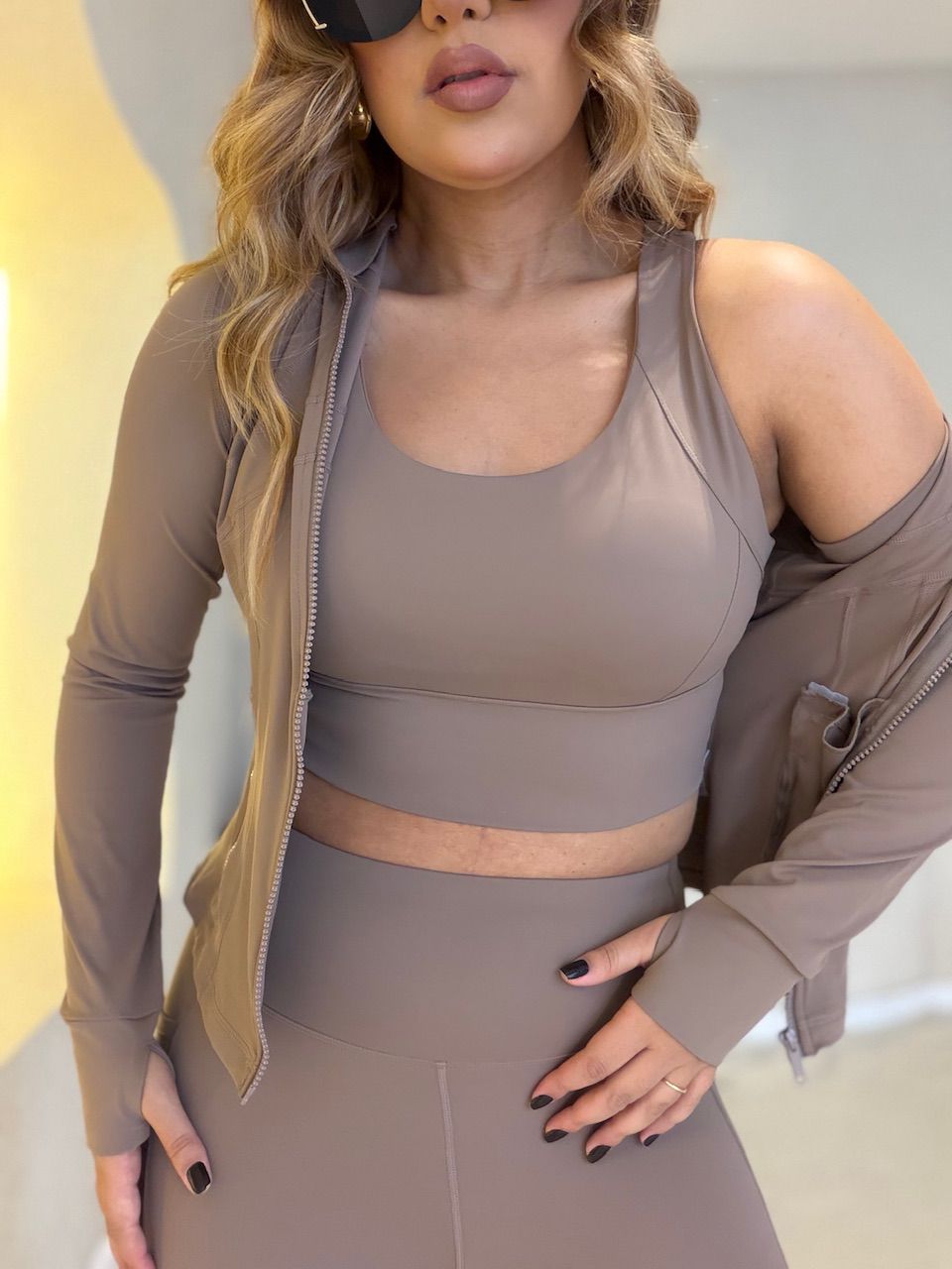 JAQUETA ELIZABETH FITNESS CAQUI